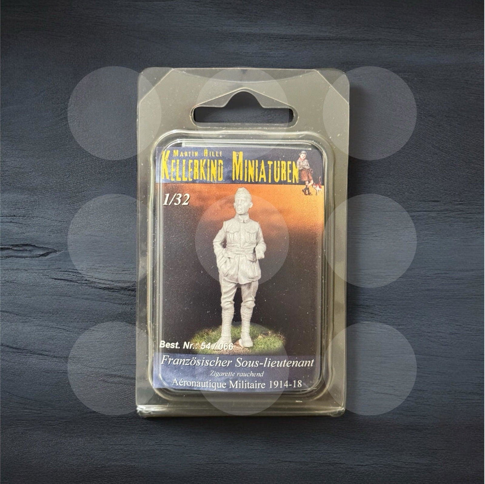 1/32 French Sous-Lieutenant smoking a cigarette - Gothaforce