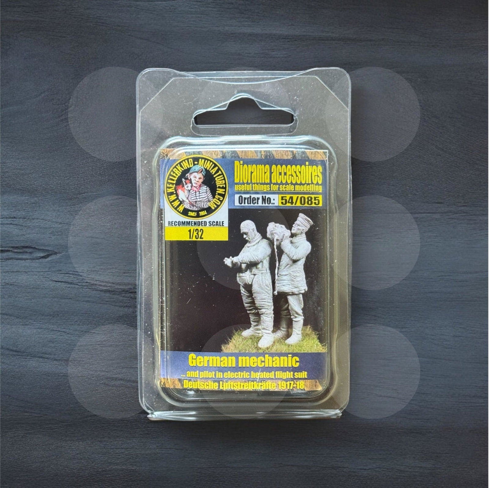 1/32 German mechanic and pilot in electric heated flight suit - Gothaforce