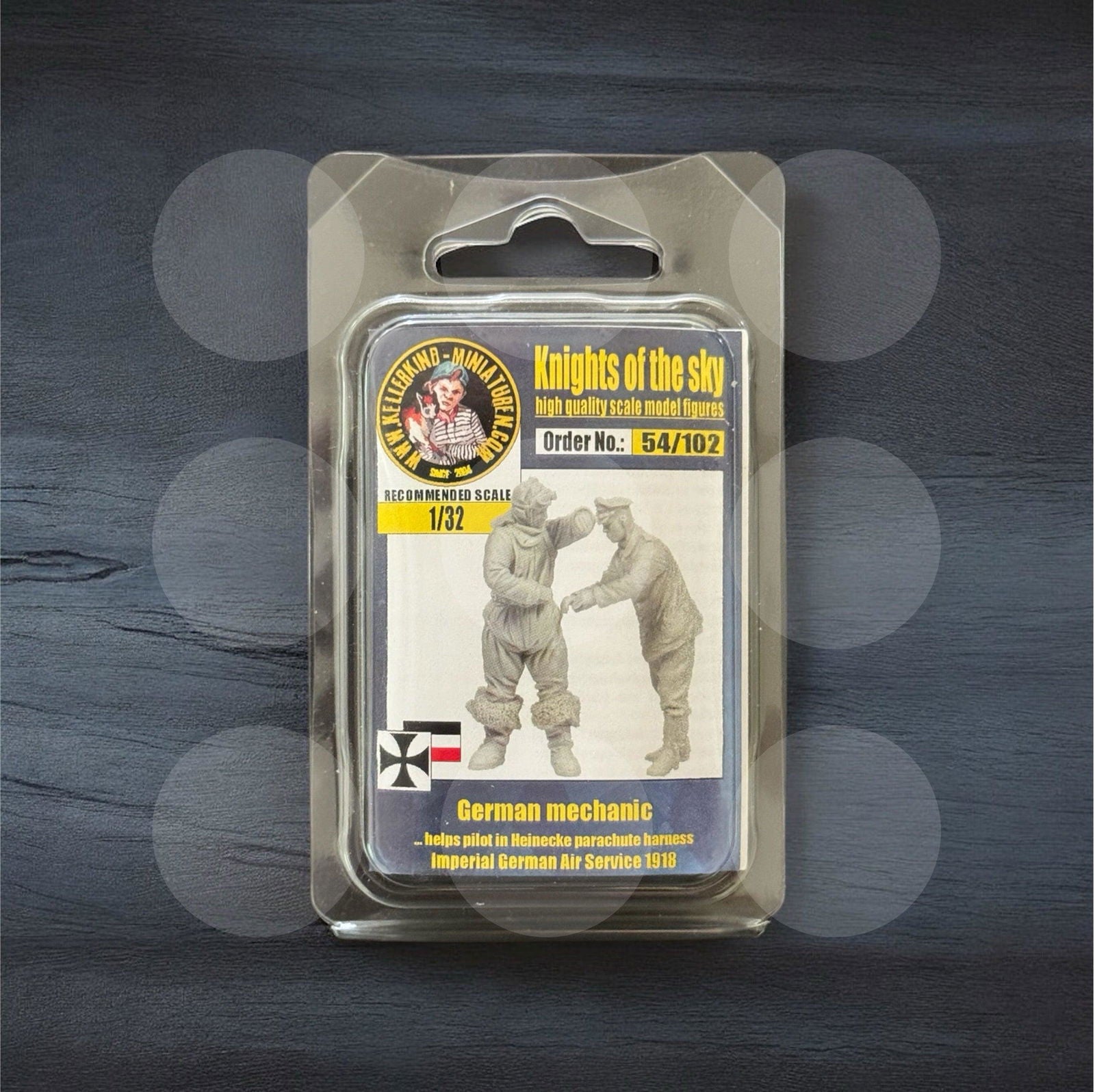 1/32 German mechanic helps pilot in parachute harness - Gothaforce