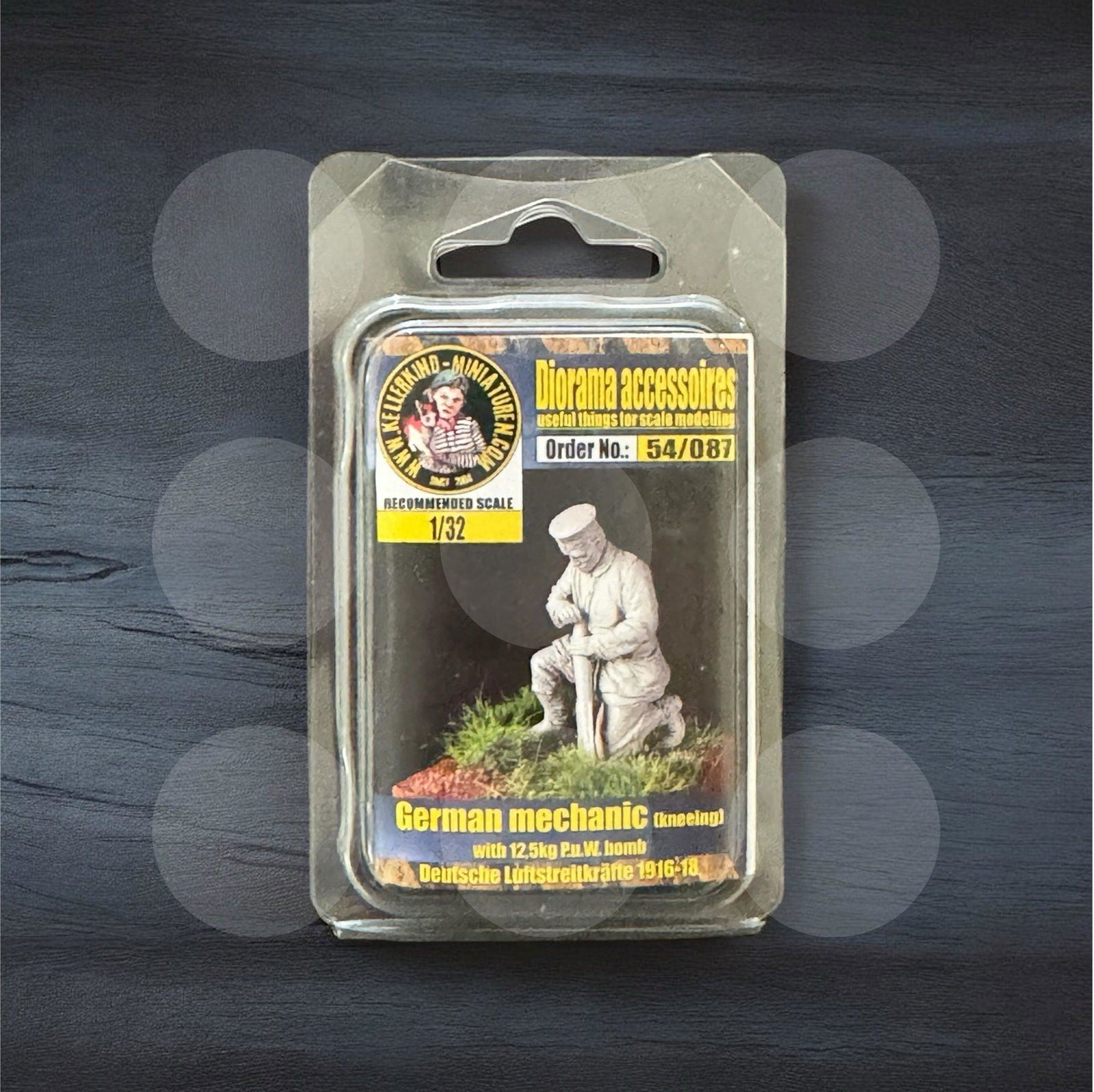 1/32 German mechanic with 12,5kg PuW bomb - Gothaforce