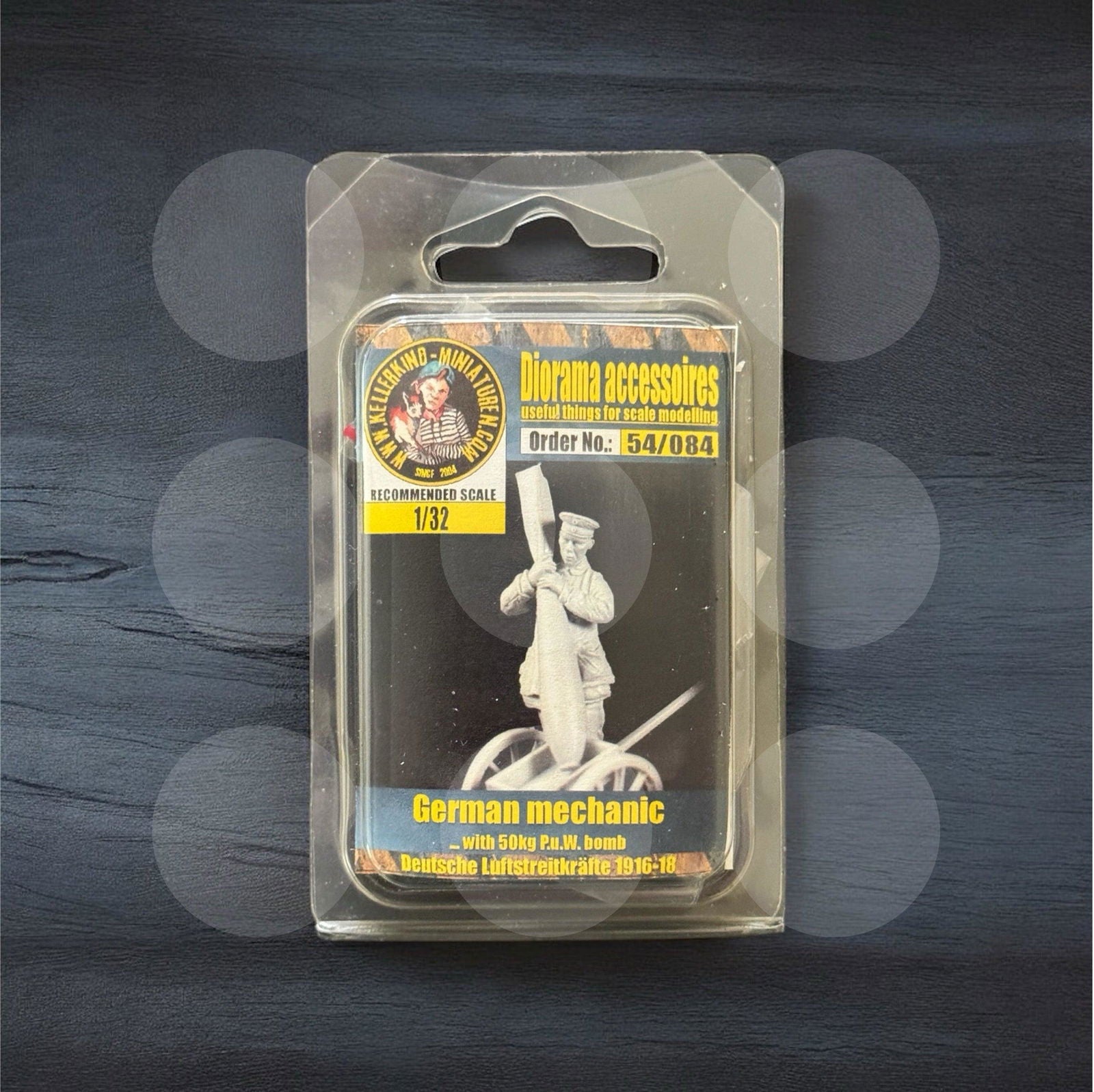 1/32 German mechanic with 50kg PuW bomb - Gothaforce