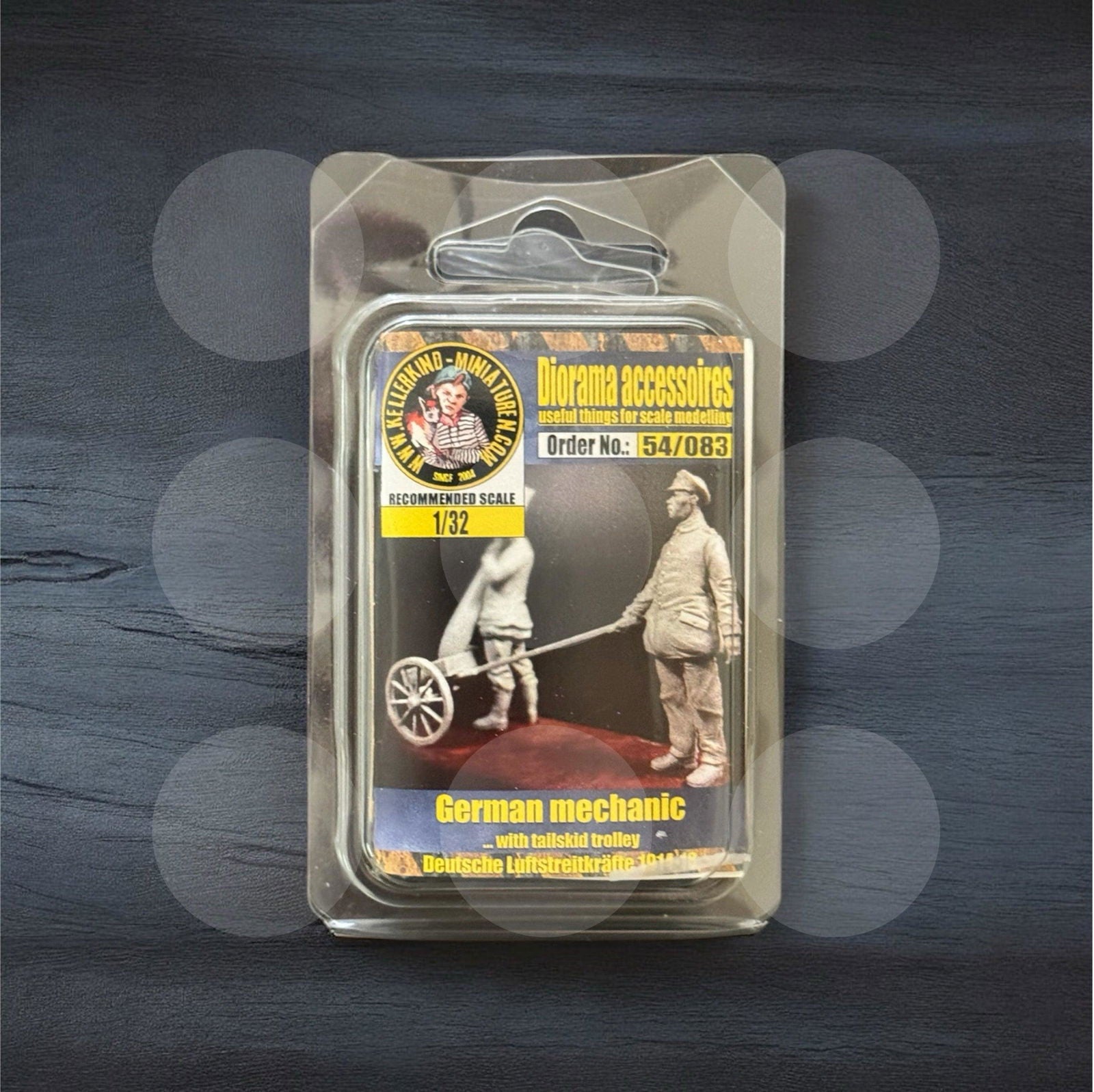 1/32 German mechanic with tailskid trolley - Gothaforce