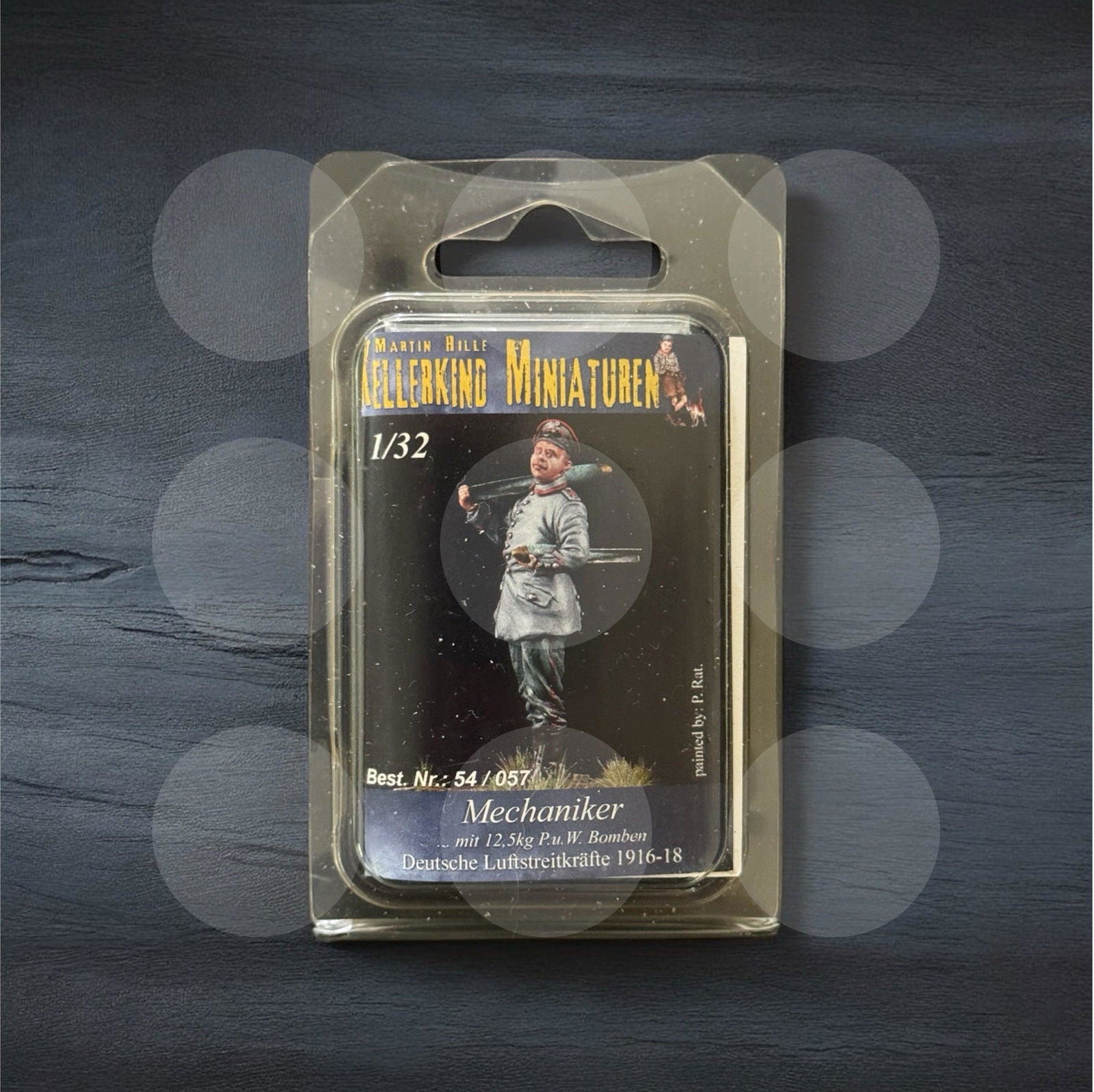 1/32 German mechanic with two PuW bombs - Gothaforce