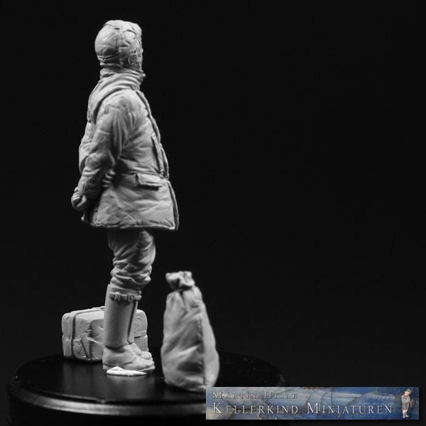 1/32 German pilot with parcel and post bag - Gothaforce
