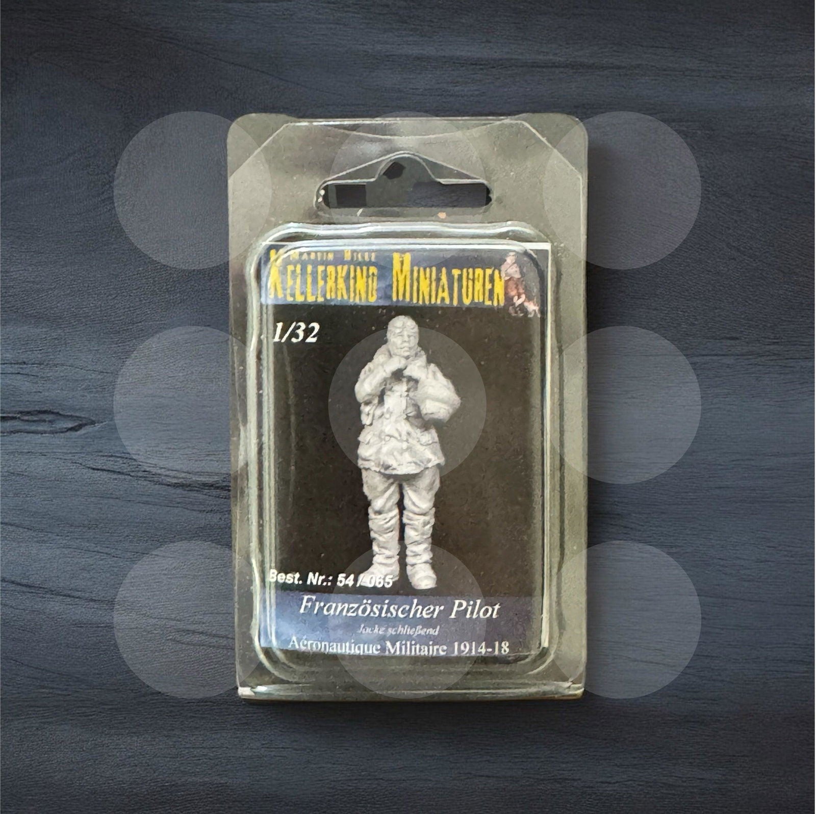1/32 French pilot closing his jacket - Gothaforce