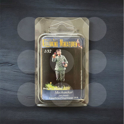 1/32 German mechanic with paintbrush - Gothaforce