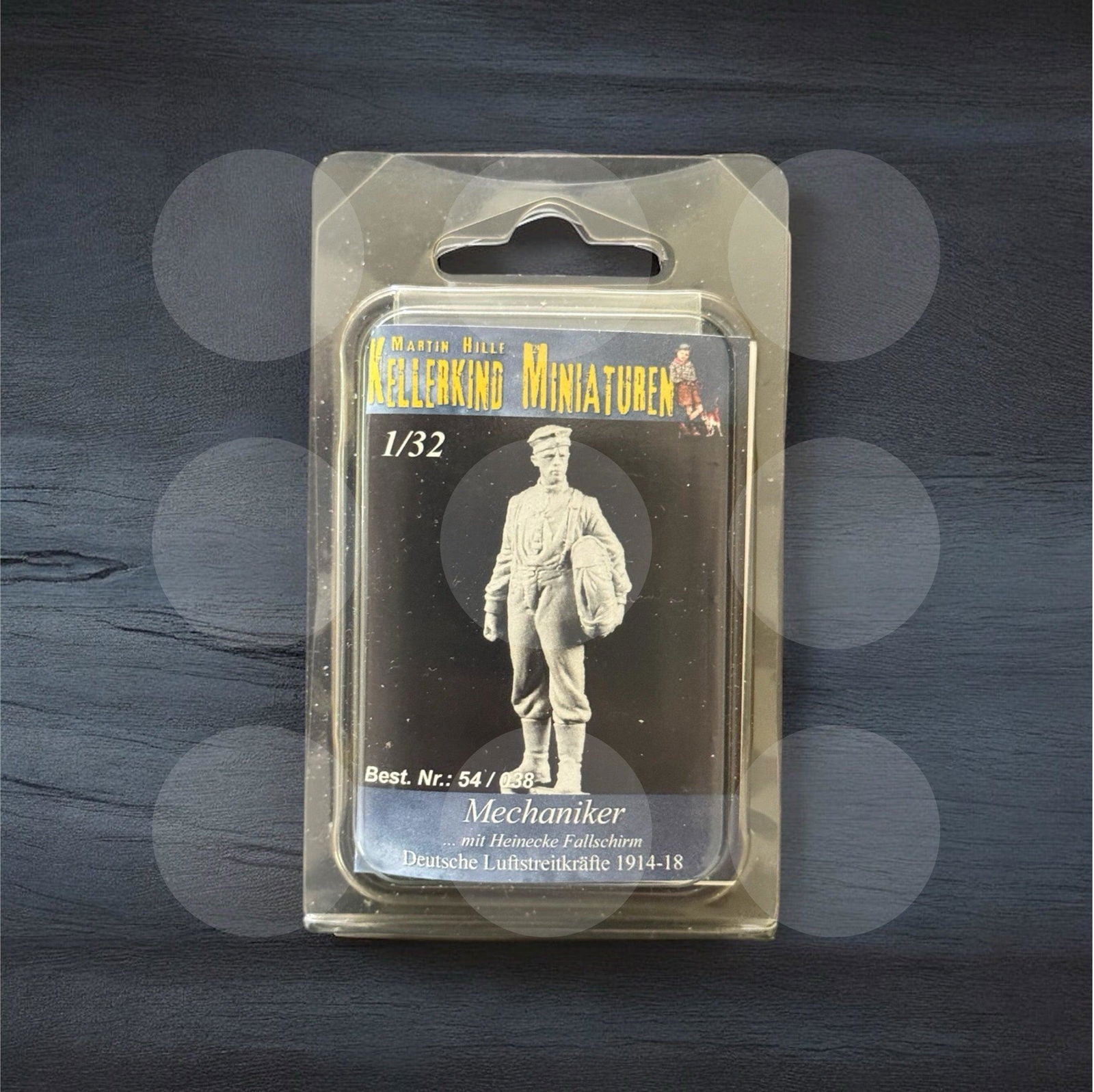 1/32 German mechanic with parachute - Gothaforce