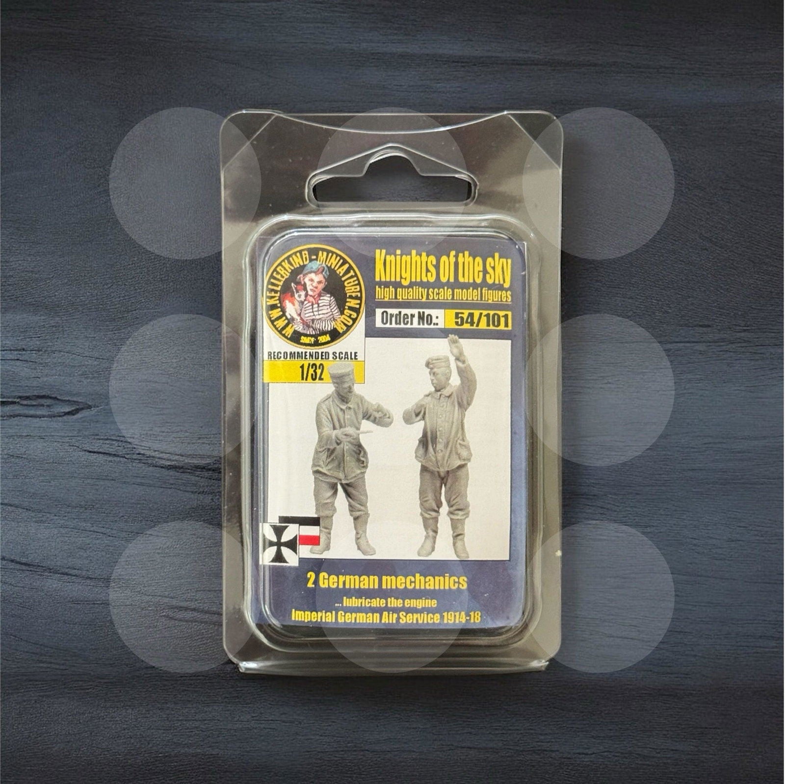 1/32 German mechanics lubricating the engine - Gothaforce
