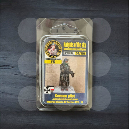 1/32 German pilot with electric heated gloves - Gothaforce
