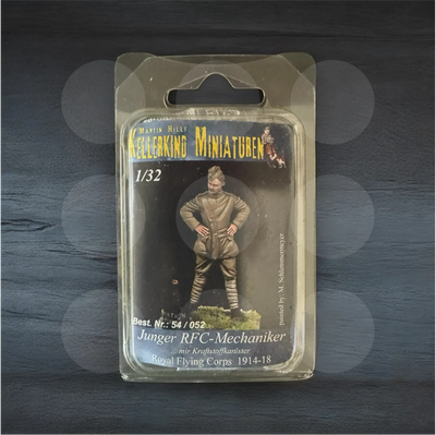 Kellerkind Miniaturen - Young RFC mechanic with fuel can - 1/32 scale - 54052